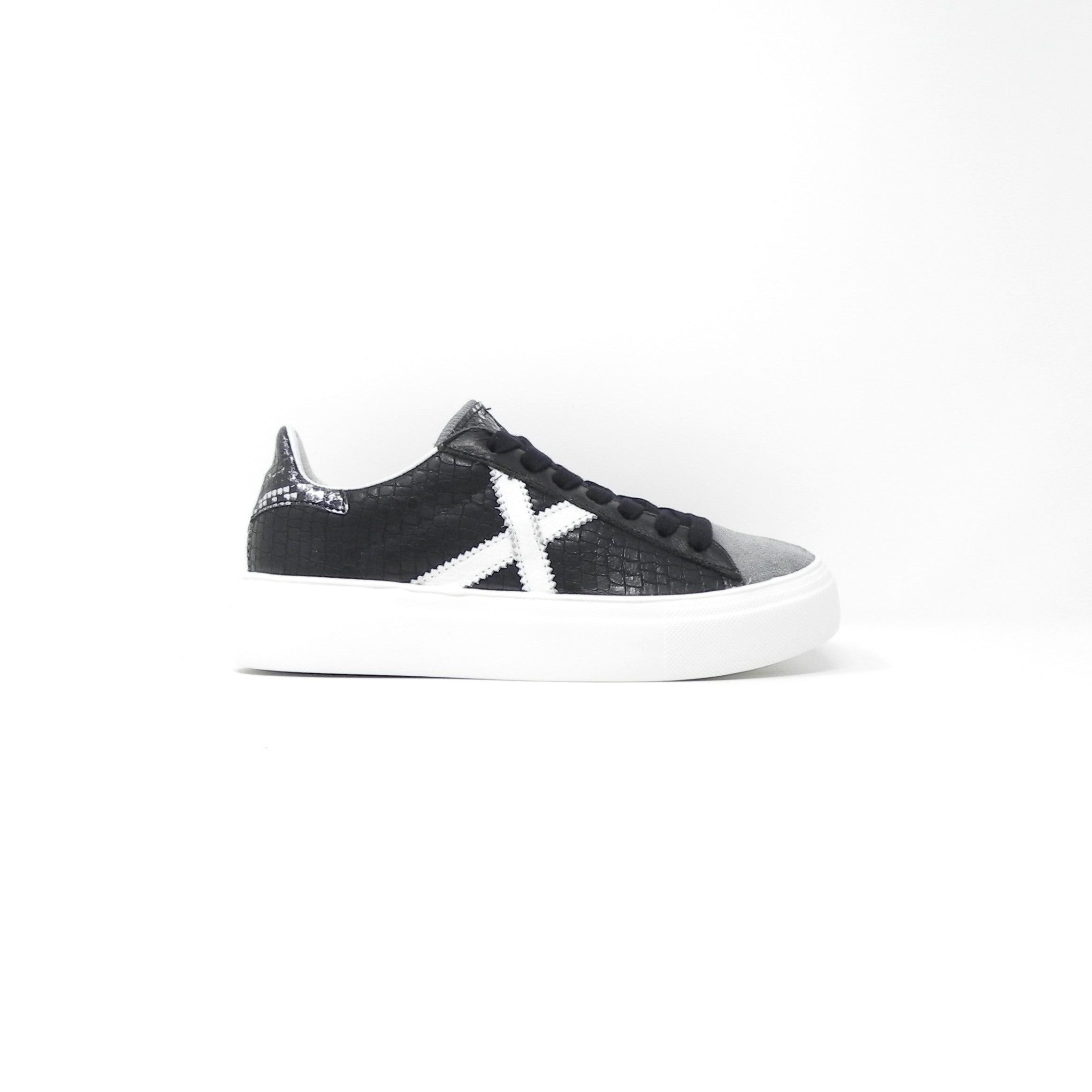 MUNICH - Sneakers